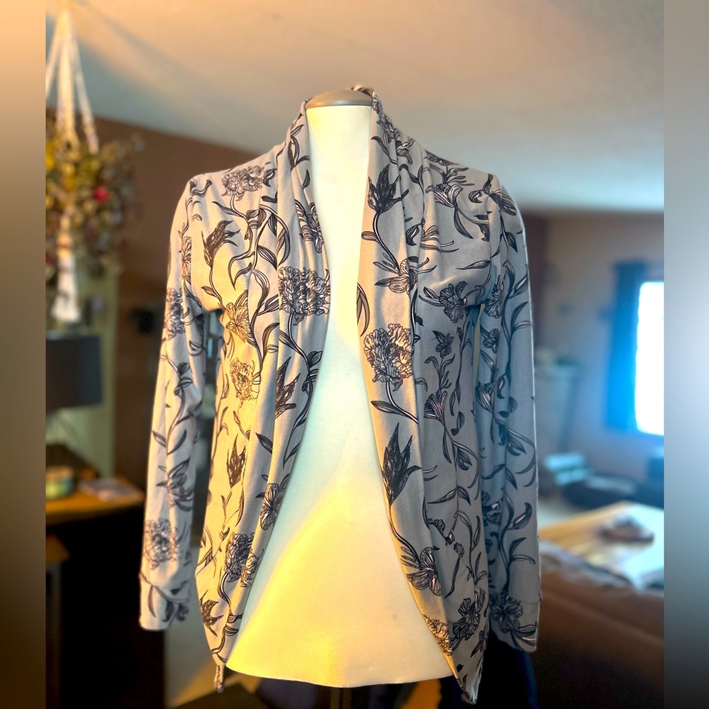Gray soft shawl with leaf pattern